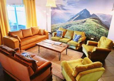 Salon canapé du Loft Nature bien etre location airbnb tarn