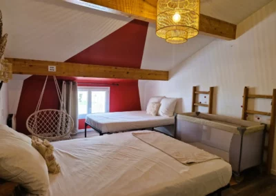 Lit pour bébé pliant disponible dans Le Loft Nature Bien-Etre Piscine Chauffée Privée dans le chambre parentale