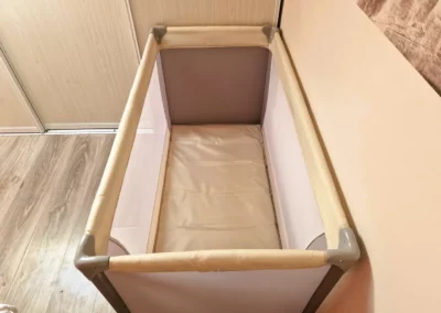 Lit pour bébé parapluie disponible dans Le Gîte Nature Bien-Etre Piscine Chauffée Privée dans le chambre parentale