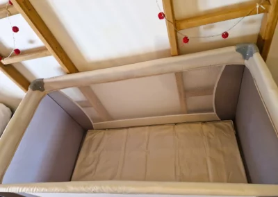 Lit pour bébé parapluie disponible dans Le Loft Nature Bien-Etre Piscine Chauffée Privée dans le chambre parentale