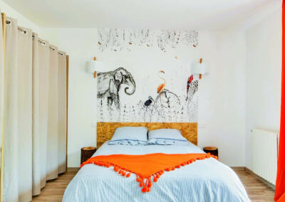 Chambre lit queen size Cottage Bien Etre Jacuzzi logements de vacances Airbnb