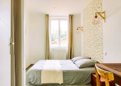 Chambre lit queen size Cottage Bien Etre Jacuzzi location airbnb Tarn