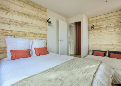 Chambre lit double Cottage Le Vigne Rouge logement airbnb Brens