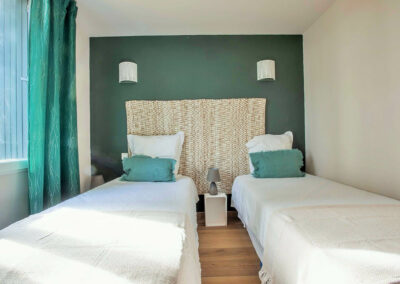 Chambre deux lits simple Cottage Le Vigne Rouge location booking Tarn
