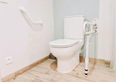 Toilette accès personne en situation de handicap Cottage Primeur meuble de tourisme Tarn