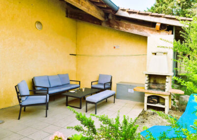 Terrasse barbecue salon de jardin Gite Nature Bien Etre