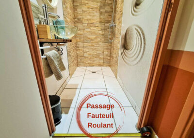 Passage fauteuil roulant Salle de bain Grand Cottage Nature Bien Etre reservation airbnb