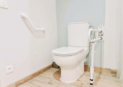Toilette acces personne en situation de handicap Cottage Loin de l oeil logement campagne