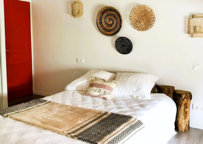 Chambre lit queen size Loft Nature Bien Etre appartement en location Airbnb