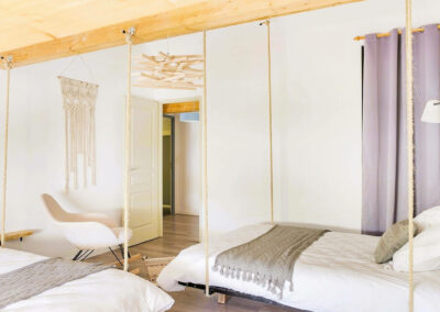 Chambre lit suspendu Loft Nature Bien Etre logement de vacances airbnb
