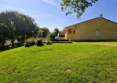 Jardin vue sur la campagne et piscine creusée