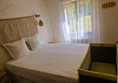 Lit pour bébé pliant disponible dans Le Cottage Bien-Etre Bohème Piscine Chauffée Privée dans le chambre parentale