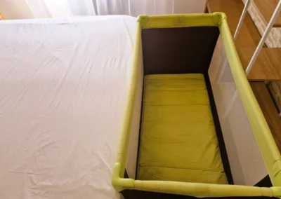 Lit pour bébé parapluie disponible dans Le Cottage Bien-Etre Bohème Piscine Chauffée Privée dans le chambre parentale