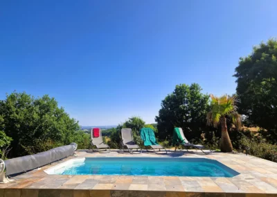 Le jardin privé offre une vue dégagée sur la campagne environnante et dispose d’une piscine creusée, parfaite pour se détendre et profiter des journées ensoleillées.