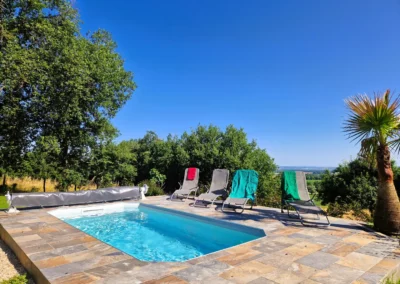 Jardin vue sur la campagne et piscine creusée