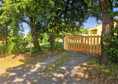 Portail d'entrée en bois du Cottage Bien-Etre Bohème Piscine Chauffée Privée