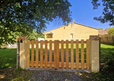 Portail d'entrée en bois du Cottage Bien-Etre Bohème Piscine Chauffée Privée