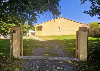 Portail d'entrée en bois du Cottage Bien-Etre Bohème Piscine Chauffée Privée