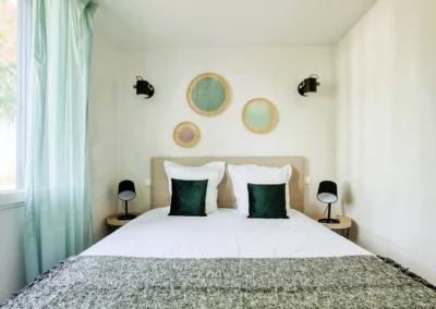 Chambre lit double Cottage Primeur logement booking Tarn