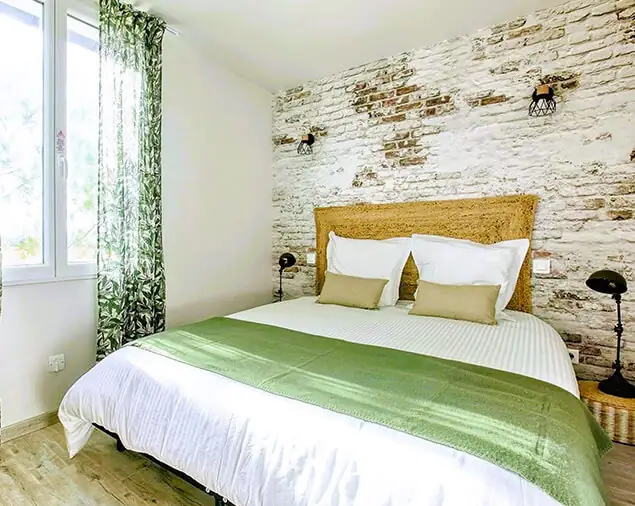 Chambre lit queen size Cottage Syrah vacance campagne airbnb