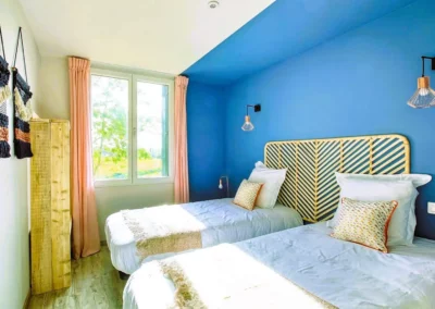 Chambre lit queen size Cottage Syrah location airbnb Tarn