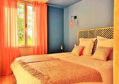 Chambre lit queen size Cottage Syrah location airbnb Tarn
