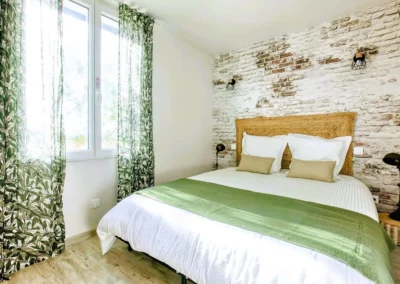 Chambre lit queen size Cottage Syrah vacance campagne airbnb