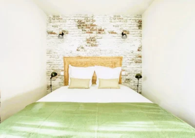 Chambre lit queen size Cottage Syrah vacance campagne airbnb