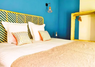Chambre lit queen size Cottage Syrah location booking Tarn