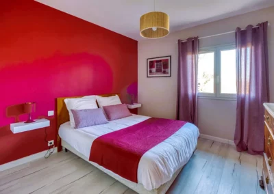 Chambre lit queen size Grand Cottage Nature Bien Etre Gites Airbnb