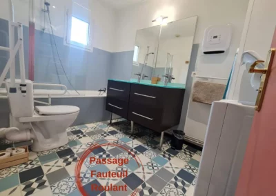 Passage fauteuil roulant baignoire Grand Cottage Nature Bien Etre location booking