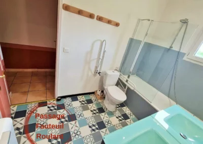 Passage fauteuil roulant Salle de bain Grand Cottage Nature Bien Etre location booking