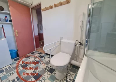 Passage fauteuil roulant salle de bain toilette Grand Cottage Nature Bien Etre location vacances