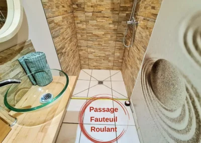 Passage fauteuil roulant salle de bain Grand Cottage Nature Bien Etre Tarn