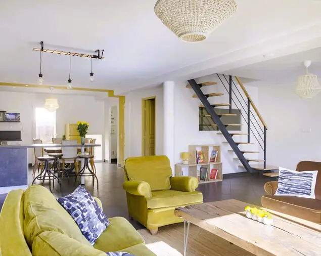 Loft-Nature-Bien-Etre-Presentation-3 Loft Nature Bien Etre grand salon avec cuisine en fond reservation airbnb vacances en ligne