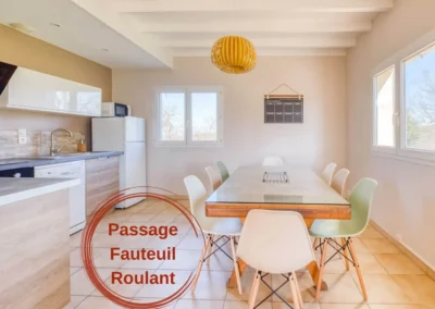 Passage fauteuil roulant cuisine Grand Cottage Nature Bien Etre location Tarn