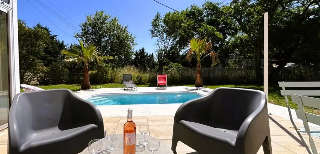 piscine-location-cottages-du-tarn-jacuzzi-vacances- Piscine au cœur des vignes, gîte près de Gaillac