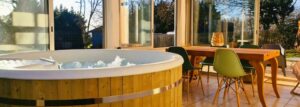Jacuzzi privée et véranda du Cottages Bien Etre Jacuzzi Piscine Chauffée Privée dans le Tarn entre Albi et Toulouse