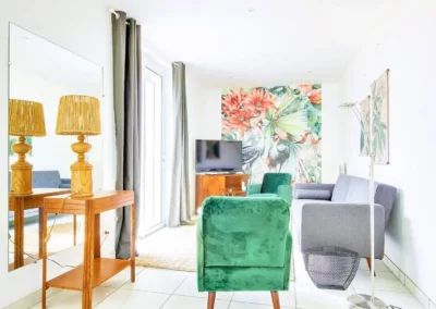 Cottage Bien Etre Jacuzzi airbnb vacation gite sofa lounge
