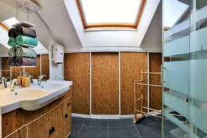 Bathroom Gite storage Peyrole
