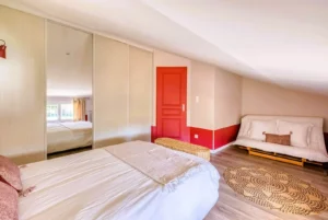 Gite room with double bed and sofa