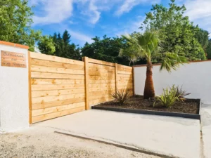 Outdoor terrace with palm tree Peyrole