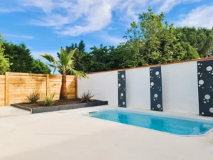 Quiet gîte with swimming pool in Peyrole