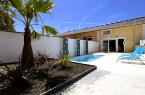 Quiet gîte with swimming pool in Peyrole