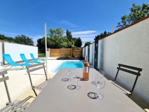 Quiet gîte with swimming pool in Peyrole