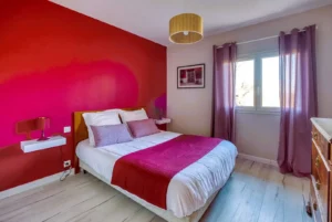 Queen size bed Grand Cottage Nature Bien Etre Gites Airbnb