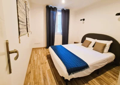 Room with double bed in the Jacuzzi Cottage Les Cottages du Tarn