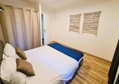 Room with double bed in the Jacuzzi Cottage Les Cottages du Tarn