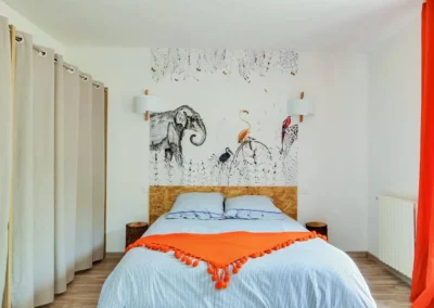 Room with double bed in the Jacuzzi Cottage Les Cottages du Tarn