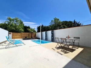 Quiet gîte with swimming pool in Peyrole